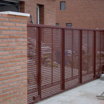 Porta corredera motoritzada amb xapa perforada